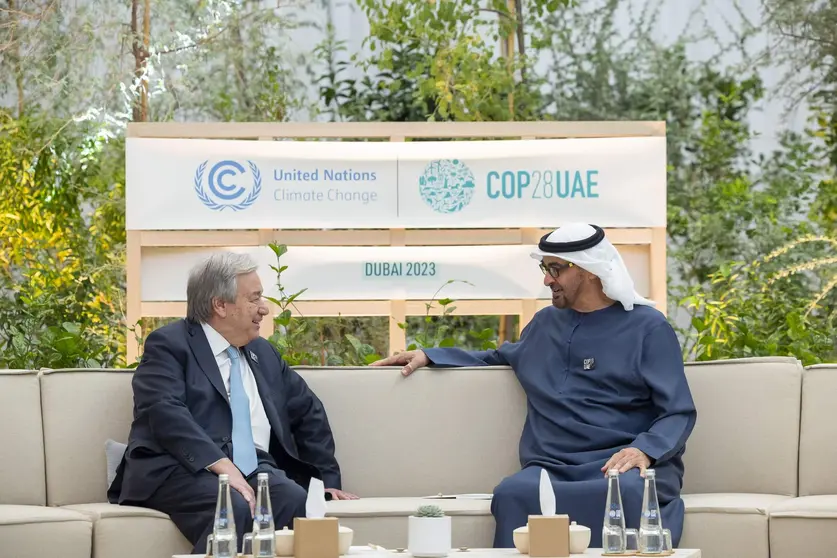 El presidente de EAU junto al secretario general de la ONU en Dubai. (WAM)