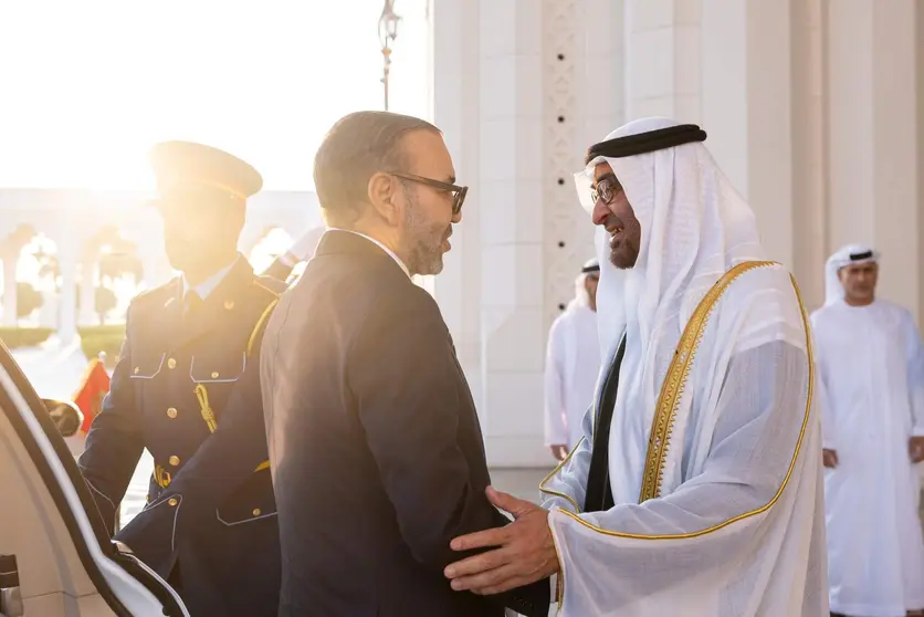 El presidente de EAU recibe en diciembre de 2023 al rey de Marruecos en Abu Dhabi. (Twitter)