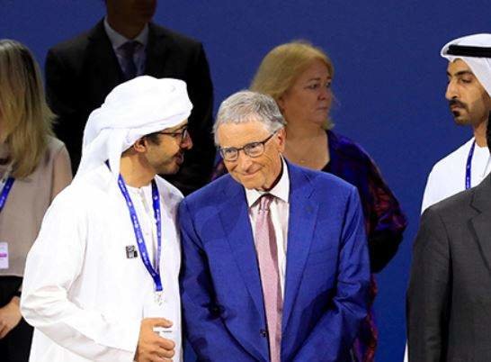 El ministro de Exteriores de EAU conversa con Bill Gates durante el foro. (Fuente externa)