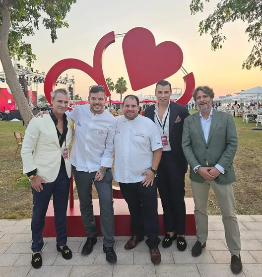 De izquierda a derecha, Fernando de Leon, Rubén Guerrero, Thinus van der Westhuizen, Jaime Castañeda y Pedro de León, tras conocer en Abu Dhabi la renovación de la Estrella Michelin por 99 Sushi Bar. (Cedida)