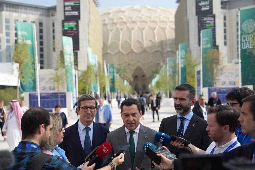 En el centro de la imagen el presidente de Andalucía en Expo City Dubai. (Twitter)