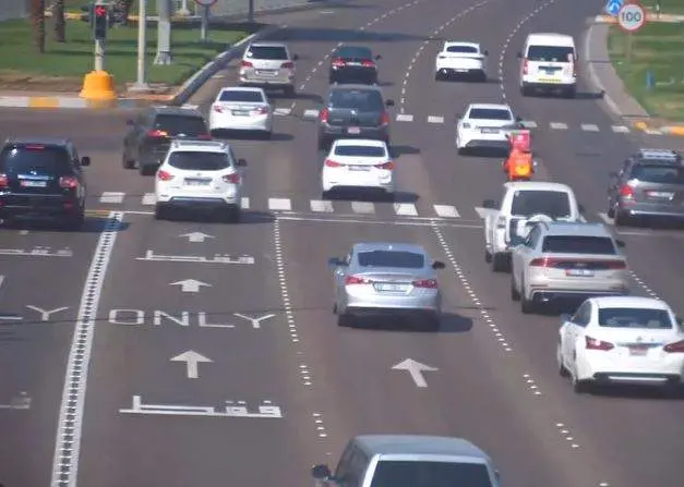 Una captura de pantalla de una carretera en Abu Dhabi difundidas por la policía.