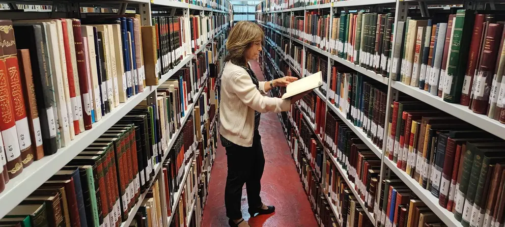 Luisa Mora, en la Biblioteca Islámica