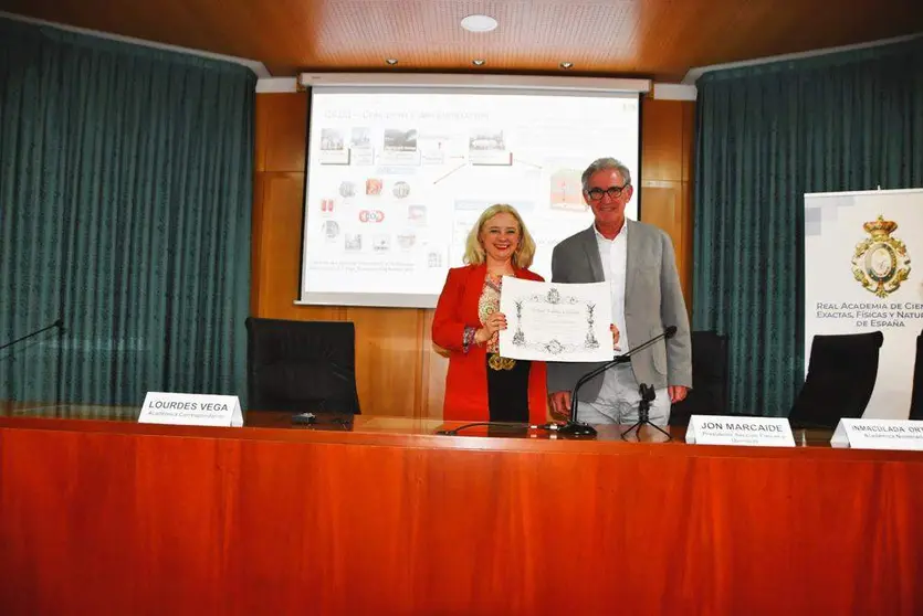 Lourdes Vega junto a Juan María Marcaide Osoro, Presidente de la Sección de Ciencias Físicas y Químicas de la Real Academia de Ciencias y Catedrático de Astronomía y Astrofísica en la Universidad de Valencia. (Cedida)