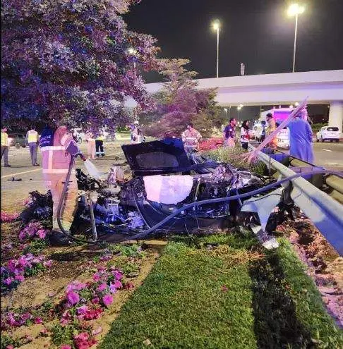 Estado del vehículo tras el accidente. (Dubai Police)