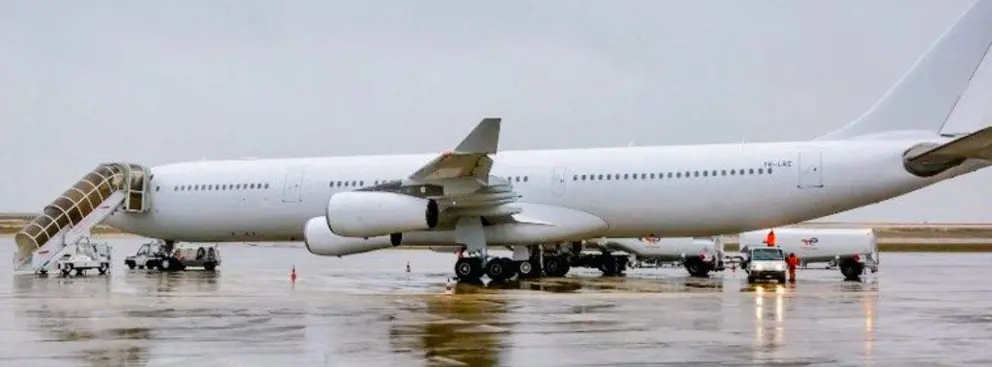 El avión confiscado en la pista. (Twitter)