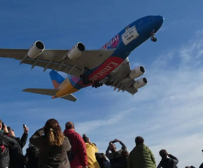 Aficionados fotografía el A380 de Emirates en su vuelta a Barcelona. (Xavi Cabo)