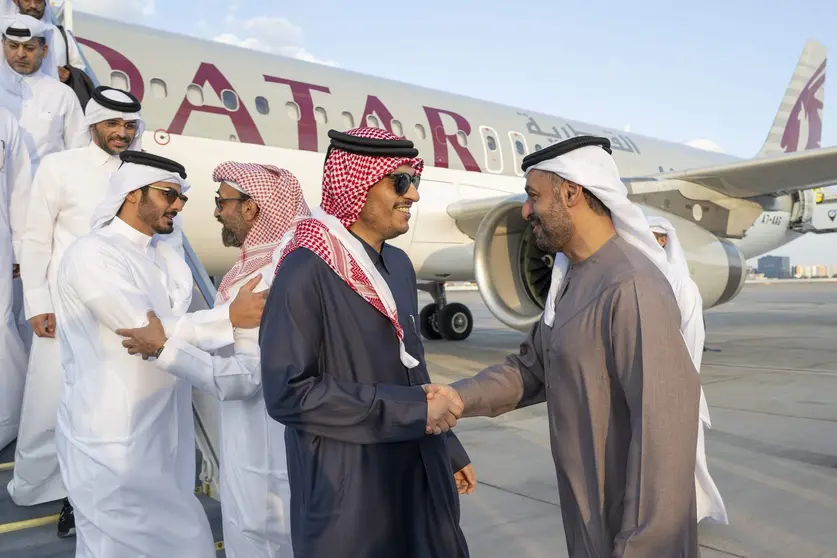 El presidente emiratí recibe en el aeropuerto al primer ministro de Qatar. (WAM)