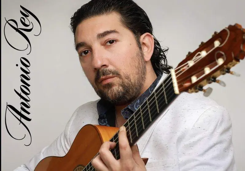 El guitarrista Antonio Rey en una foto de Facebook.