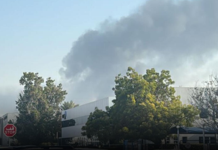 El humo del incendio en el cielo de Dubai. (Twitter)