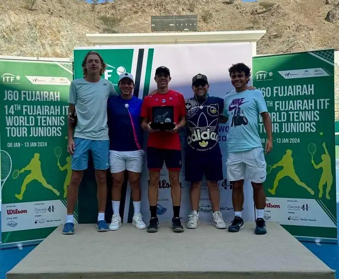 En el centro de la imagen el tenista mexicano en Fujairah. (Cedida)