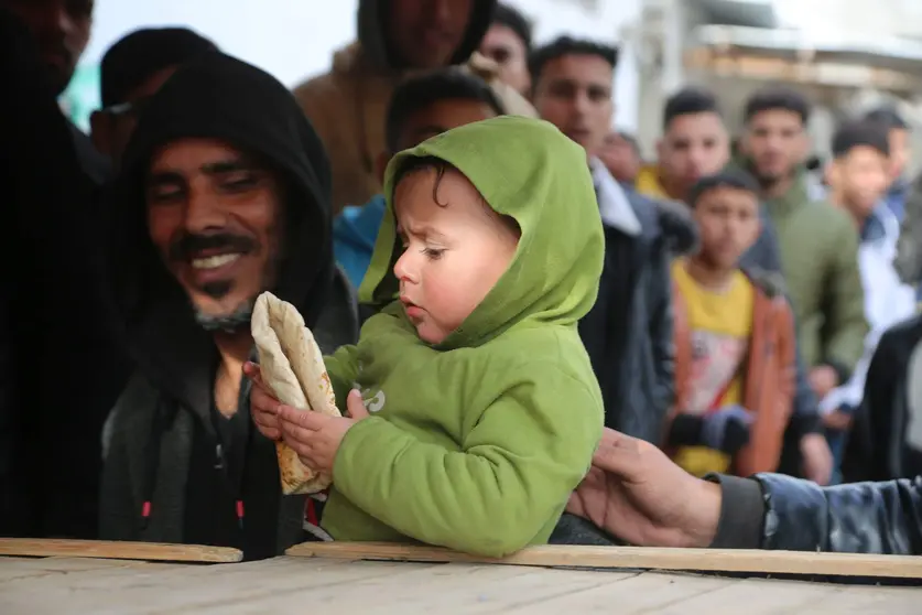 Un niño palestino beneficiado de la ayuda de Emiratos Árabes. (WAM)