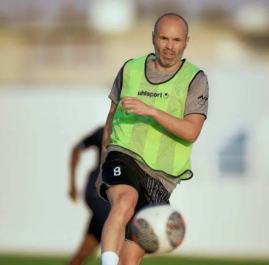 Adrés Iniesta durante un entrenamiento en Ras Al Khaimah. (Twitter)