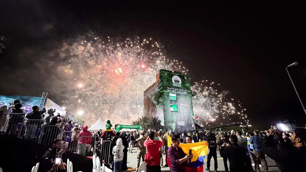 Un espectacular castillo de fuegos artificiales dio el pistoletazo de salida a UAE SWAT Challenge 2024 en Dubai. (WAM)
