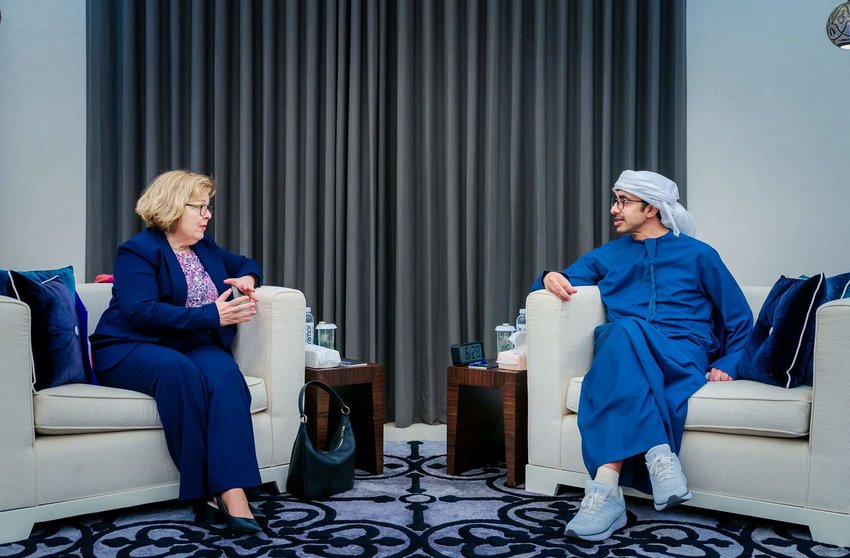 Encuentro en Abu Dhabi entre el Jeque Abdullah bin Zayed Al Nahyan y Barbara A. Leaf. (WAM)