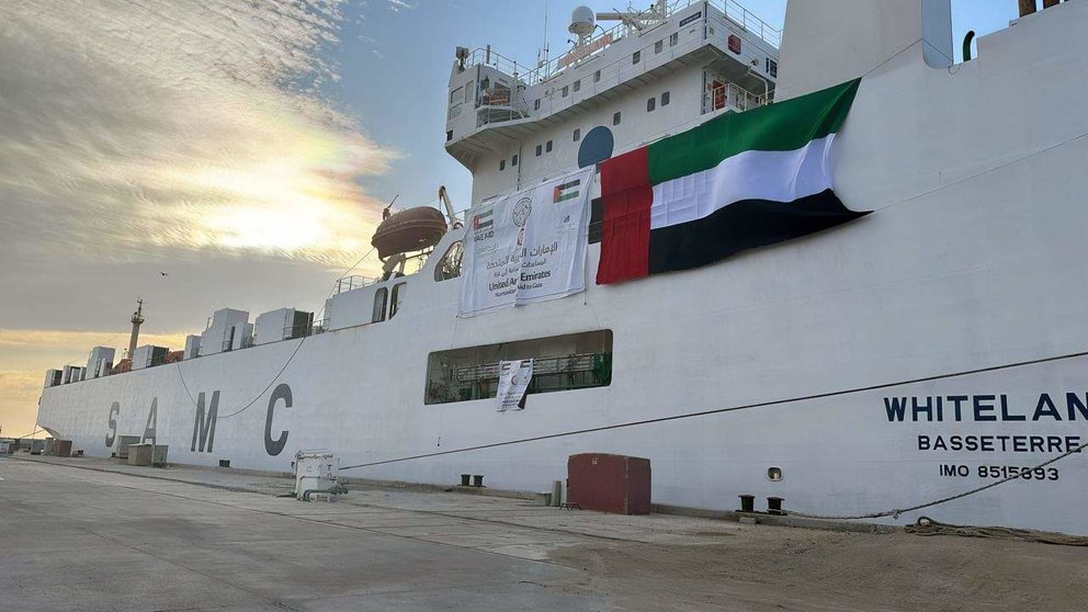 El segundo barco con ayuda humanitario que ha puesto rumbo a Gaza, antes de partir en el puerto de Fujairah. (WAM)