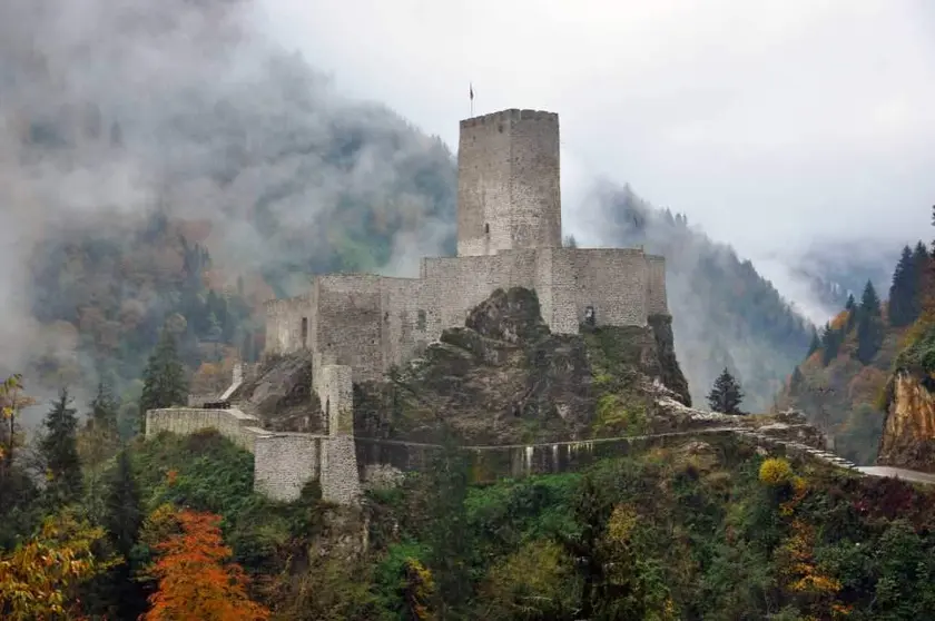 Ubicado a 12 kilómetros al sur del distrito de Çamlıhemşin, en la cima de la montaña Avup, este castillo se encuentra construido sobre una escarpada formación rocosa. (Cedida)