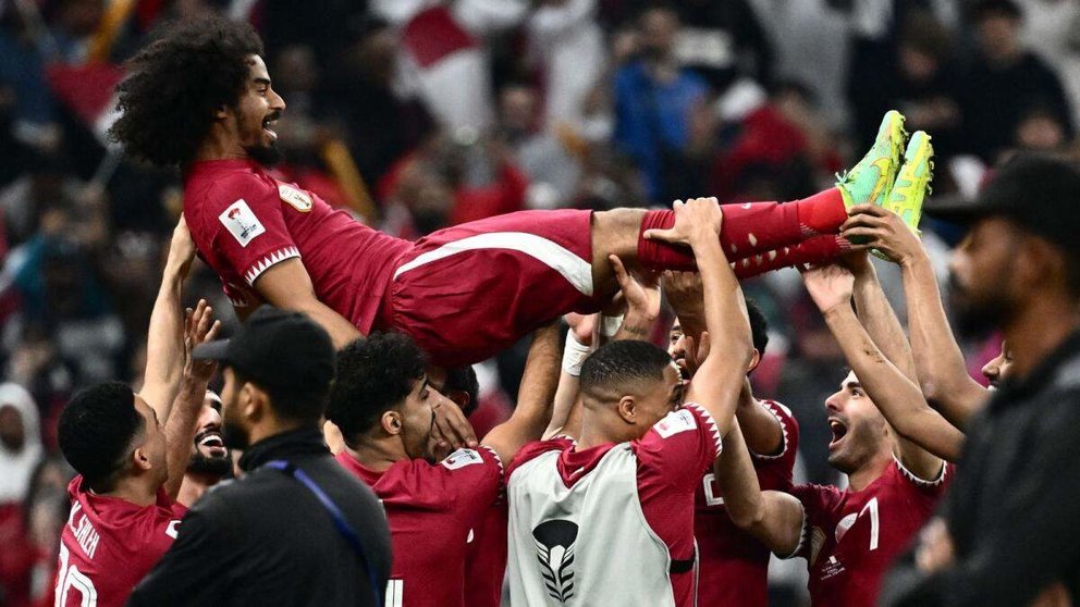 Jugadores de Qatar celebran la victoria. (Twitter)
