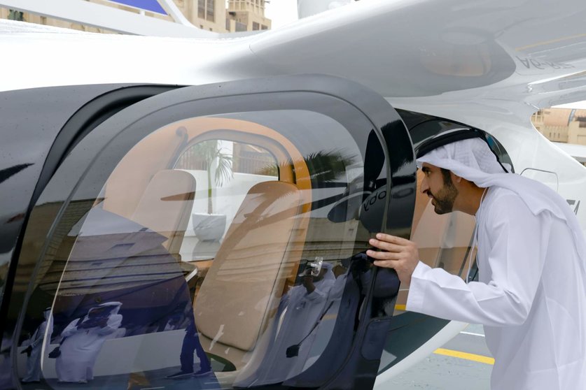 El jeque Hamdan inspecciona un taxi volador. (WAM)