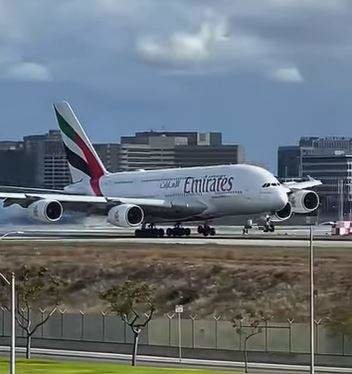 Captura de pantalla del avión de Emirates.