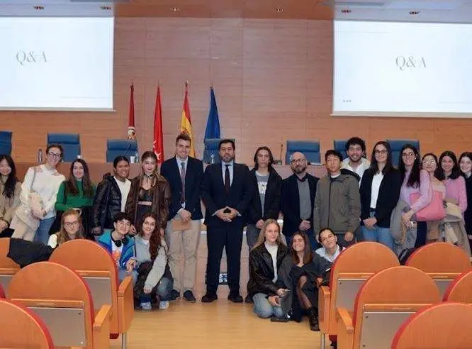 Asistentes a la conferencia junto Ibrahim AlNuaimi y profesores de la universidad. (Cedida)