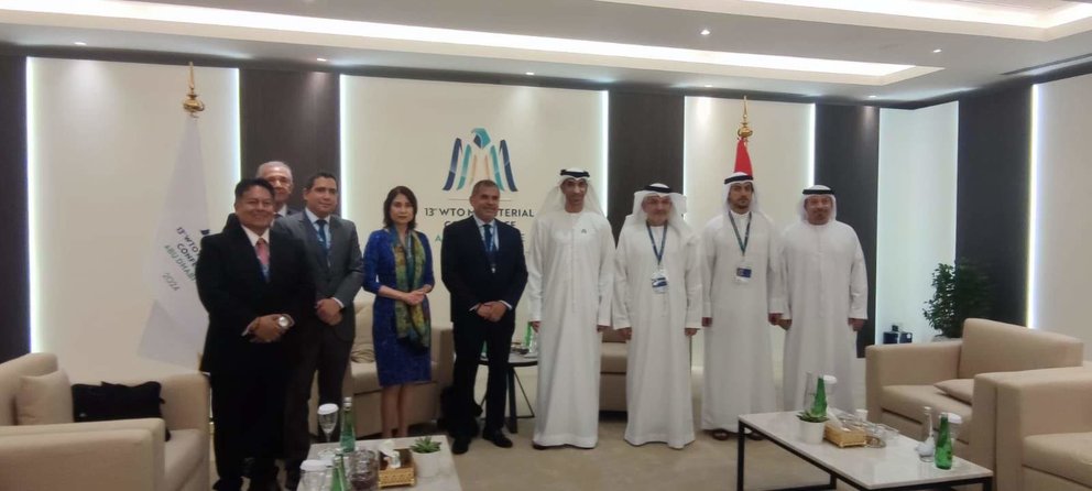 Representantes de Perú junto a autoridades emiratíes en Abu Dhabi. (Twitter)