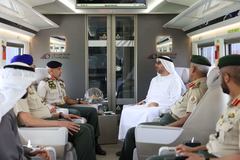 La delegación del Ministerio de Defensa a bordo del vagón. (WAM)