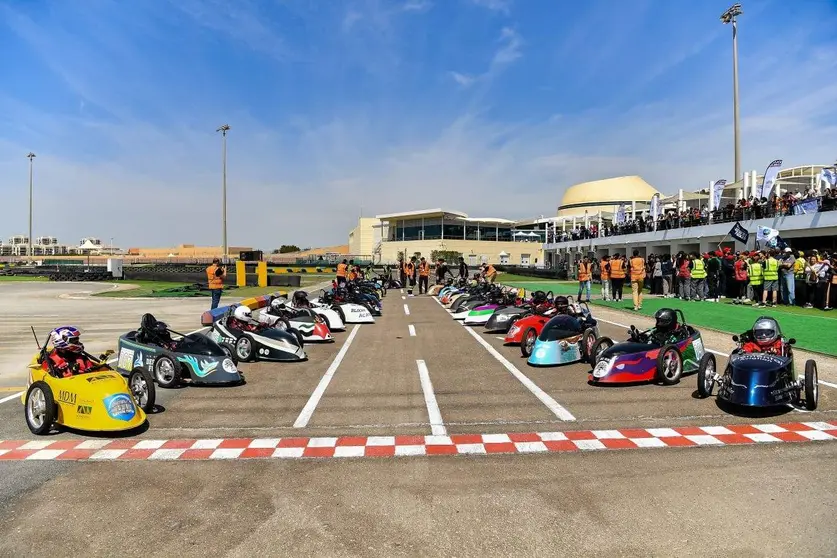 Los participantes en la carrera de vehículos eléctricos. (WAM)