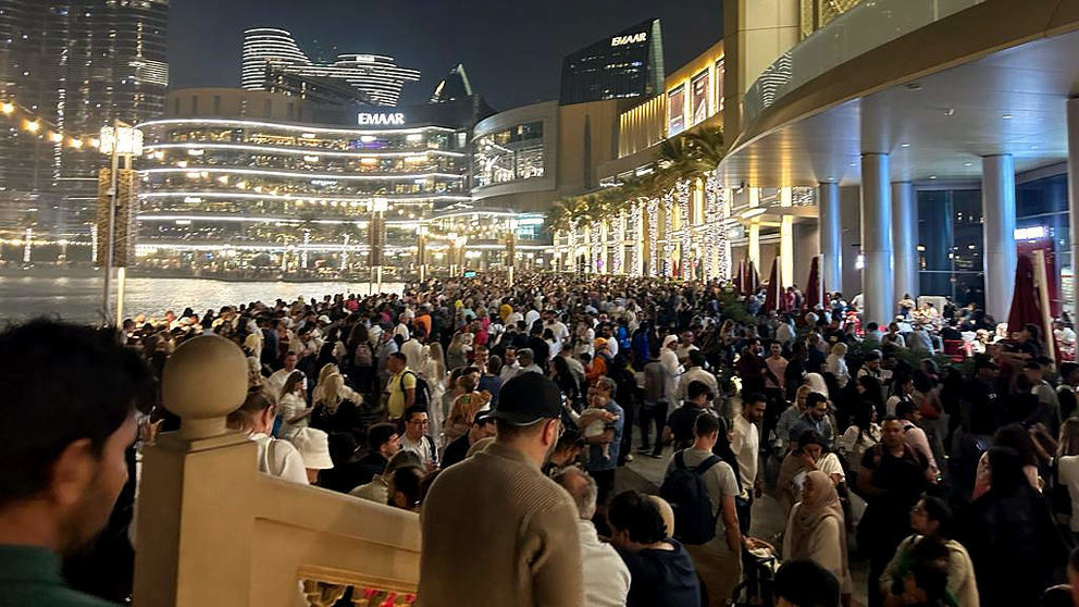 Miles de personas se concentraban en la tarde-noche de este miércoles a las puertas de Dubai Mall. (EL CORREO)