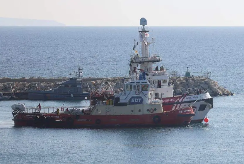 En primer término, el barco con la ayuda a Gaza. (X)