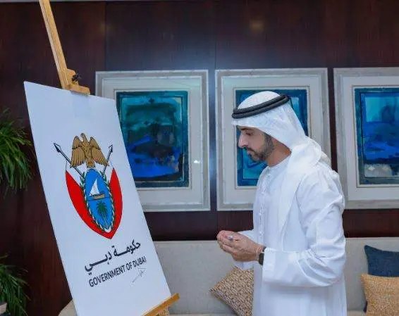 El jeque Hamdan ante en nuevo logo de Dubai. (X)