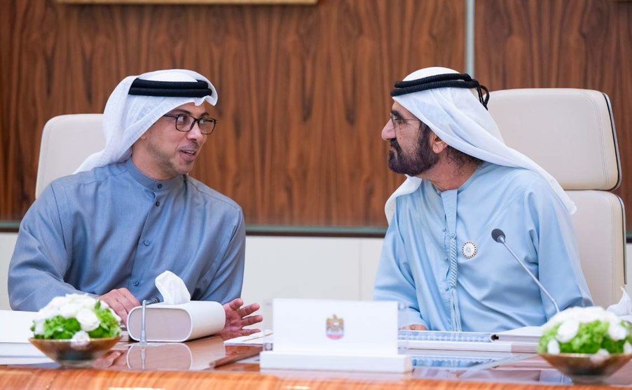 El gobernante de Dubai junto al vicepresidente en el reunión del Gabinete de este lunes. (WAM)