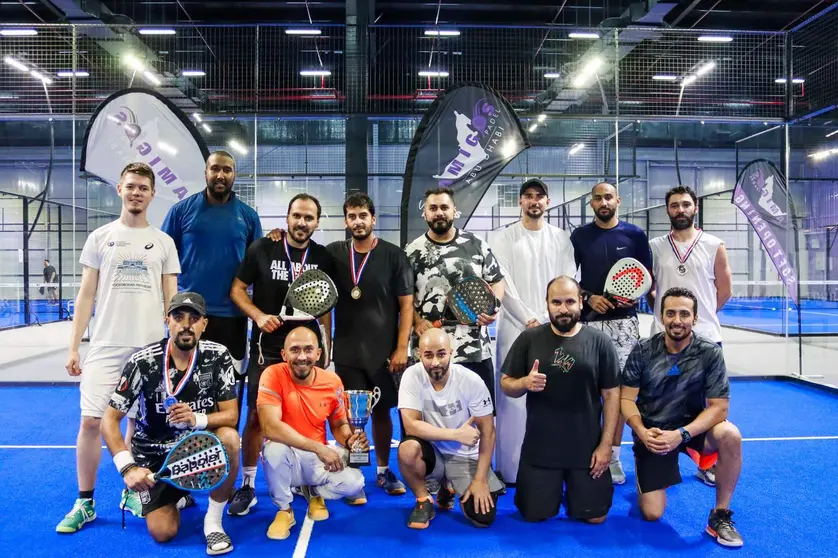 Competidores en un juego social organizado por Amigos Padel Club. (EL CORREO)