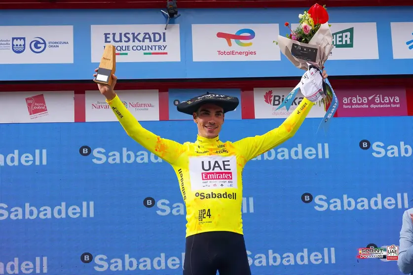 Juan Ayuso tras ganar la prueba. (UAETeamEmirates)