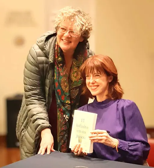 Irene Vallejo -derecha- posa junto a Patricia Mogollón. (Cedida)