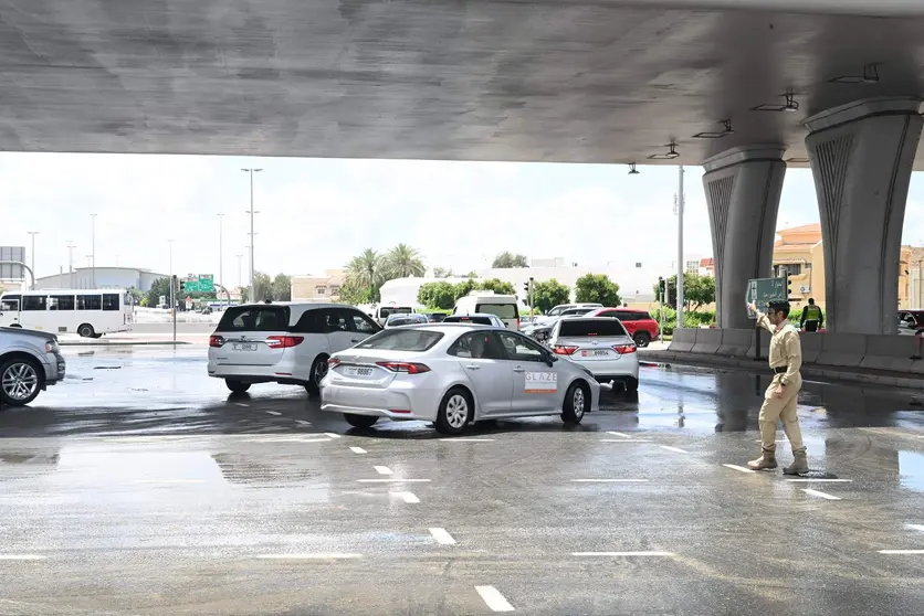 Un policía dirige el tráfico durante las lluvias. (Dubai Police)