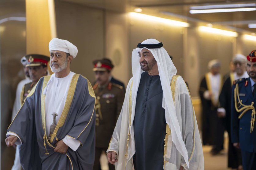 El presidente de EAU a la derecha en la imagen junto al sultán de Omán. (WAM)