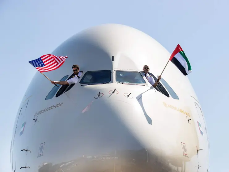 Los pilotos del avión gigante a su llegada a Nueva York. (WAM)