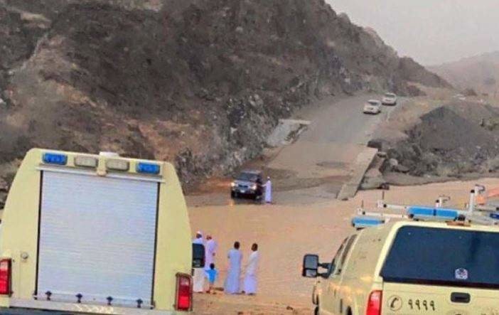 Defensa Civil de Omán en el lugar del siniestro. (Fuente externa)