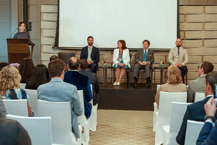 De izquierda a derecha: Esther Galán, Directora de Marketing de UCAM, Alberto Fernández, Director de
UCAM Dubai; María Dolores García, Presidenta de la Universidad UCAM; embajador de España en EAU,
Íñigo de Palacio; y Suhail Al Al Sabbagh, alumno del instituto.