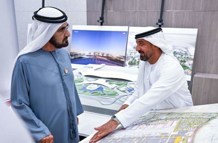 El gobernante de Dubai supervisa sobre planos la ampliación de DWC. (WAM)