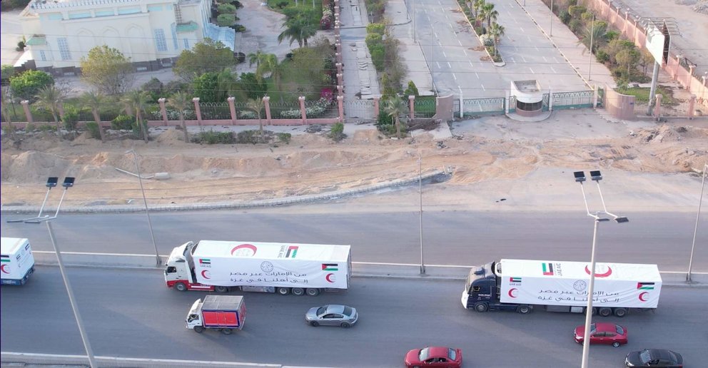 Camiones con ayuda emiratí se dirigen a Gaza. (WAM)