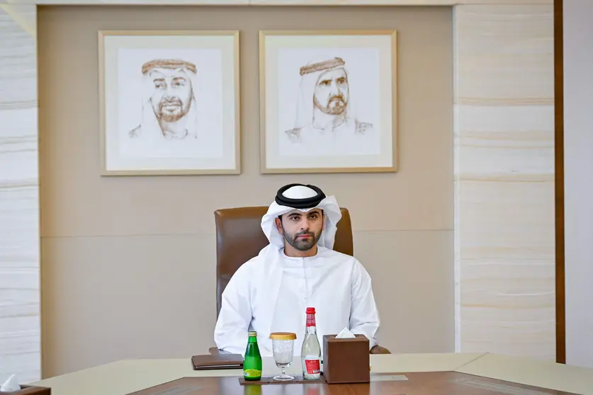 El jeque Mansour bin Mohammed durante la reunión del Gabinete. (WAM)