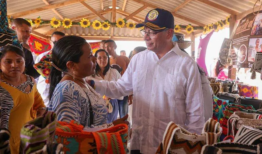 El presidente de Colombia con residentes en La Guajira. (Presidencia de Colombia)