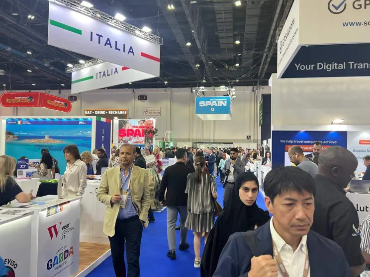 Al fondo, el pabellón de España en  Arabian Travel Market de Dubai 2024. (EL CORREO)