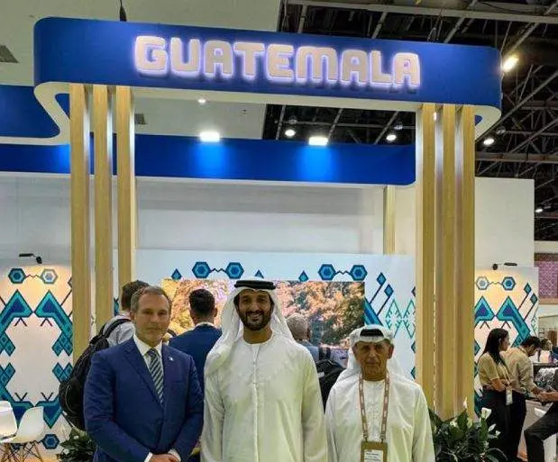 A la izquierda el ministro guatemalteco en la feria ATM de Dubai. (X)