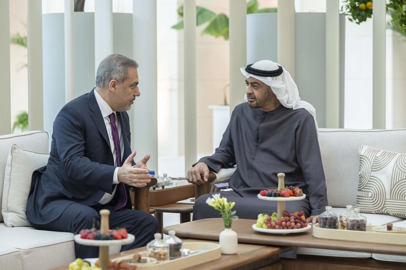 El ministro de Exteriores turco junto al presidente de EAU en Abu Dhabi. (WAM)