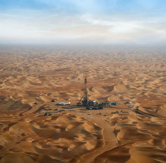 Un pozo de Adnoc en el desierto de Abu Dhabi. (WAM)
