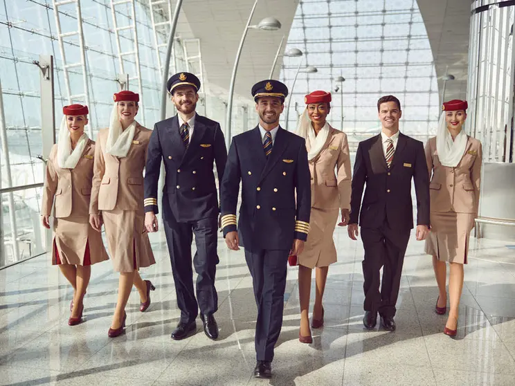 Pilotos y personal de cabina de la aerolínea de Dubai Emirates. (X)
