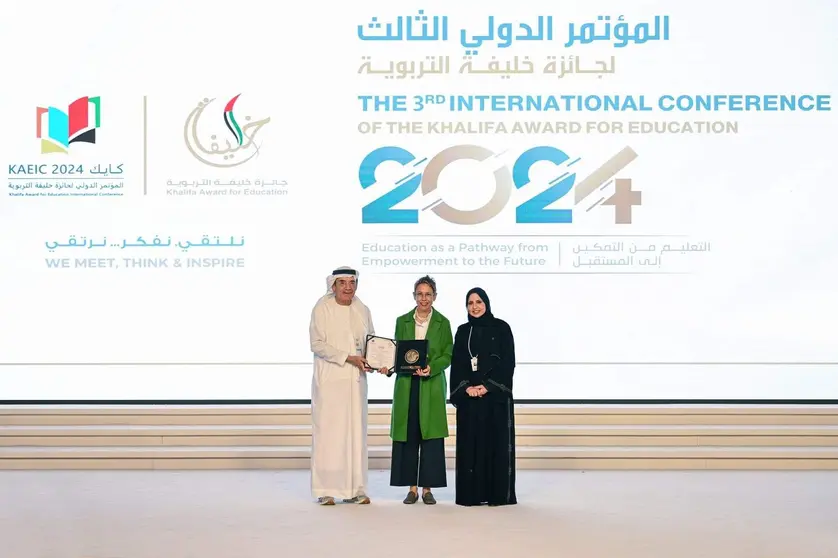La educadora colombiana recibe el premio Khalifa en Abu Dhabi. (WAM)
